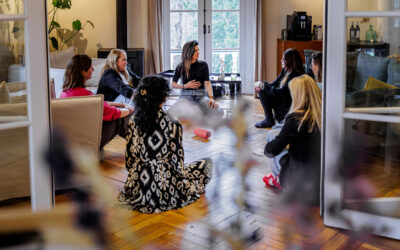 Niet harder werken, maar anders leiden. Zó ziet vrouwelijk leiderschap eruit in 2025!